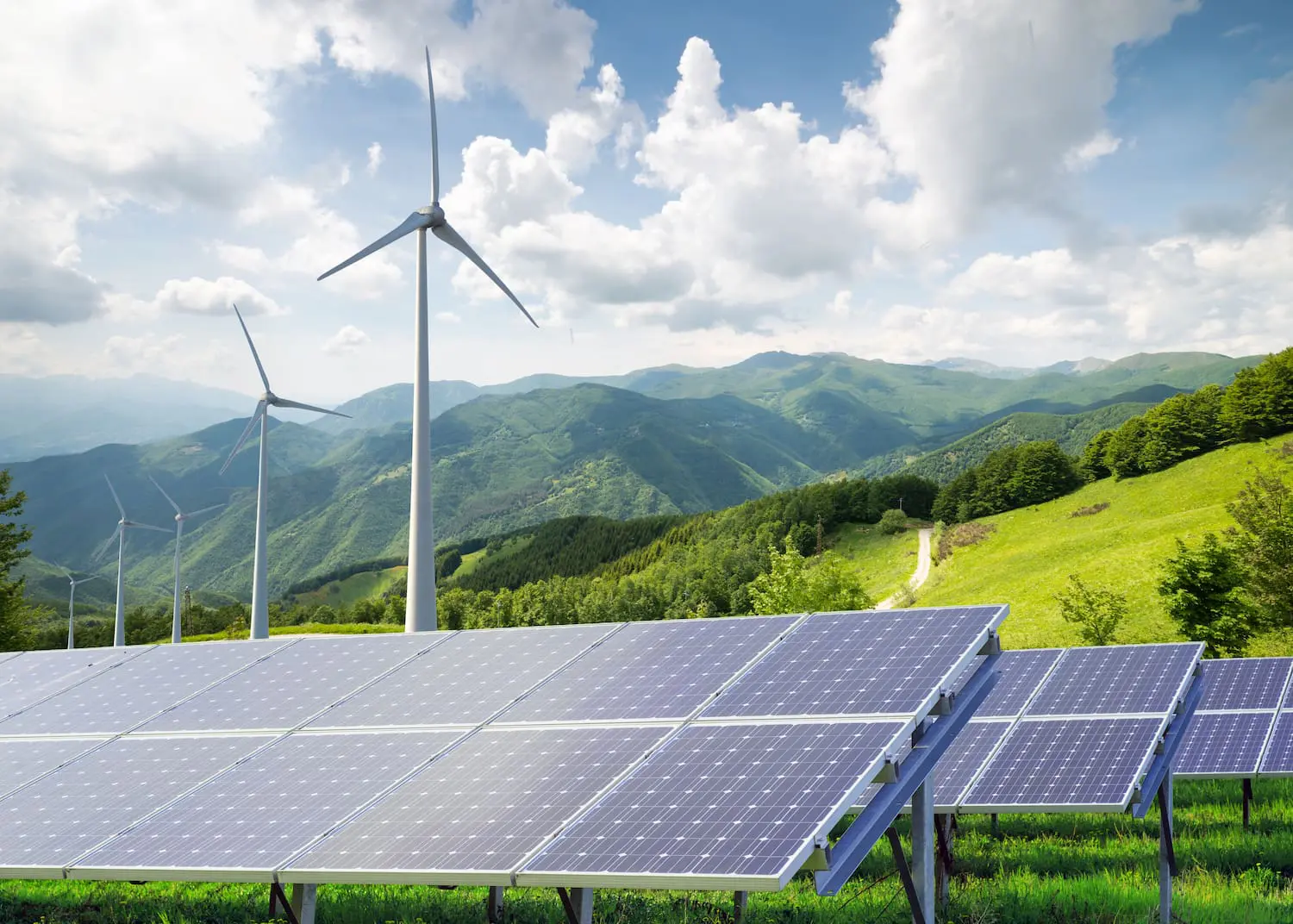 Paisaje con turbinas eólicas y paneles solares